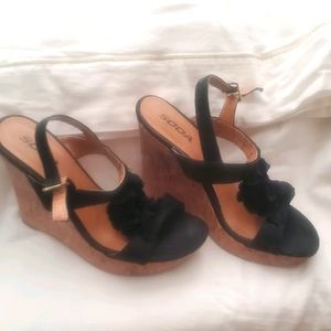 Soda wedges black & tan size 8